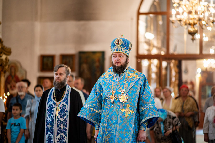 Божественная литургия в Троицком храме села Ваулово м.о. Чехов в день празднования Боголюбской иконы Божией Матери